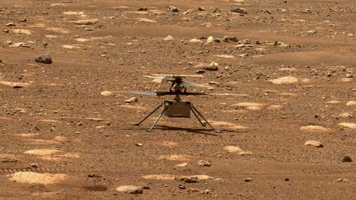 Ingenuity auf der Marsoberfläche stehend